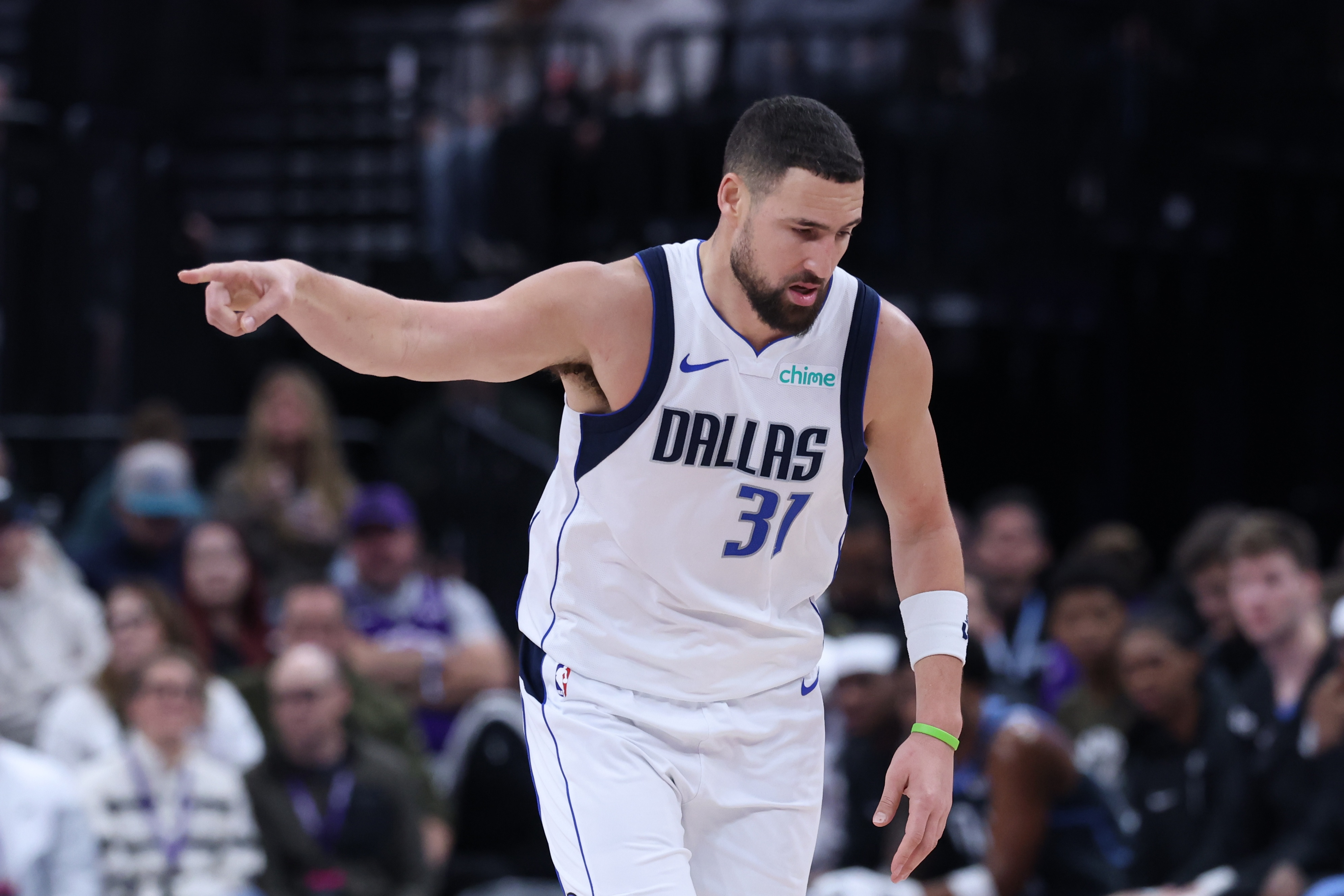 开云体育下载-还有这一手！克莱快攻面对防守选择脑后骚气传球 凯利轻松吃饼