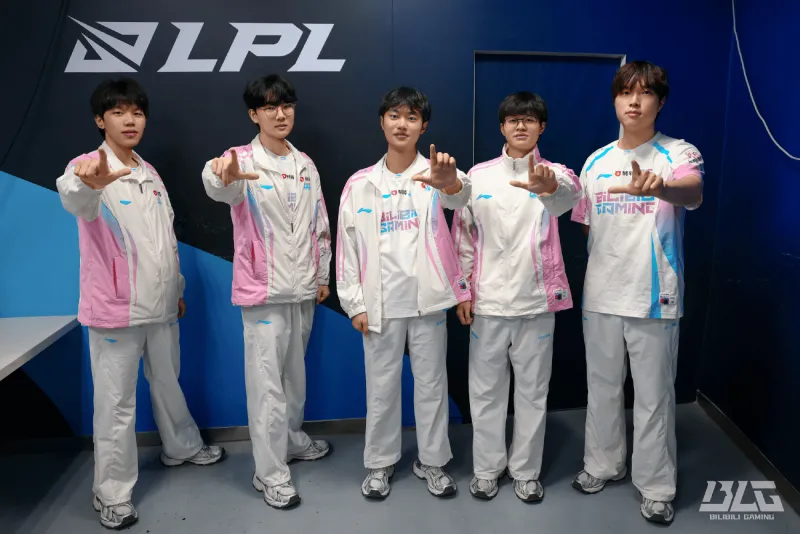 开云体育下载-战胜WBG后，BLG发布队员合影：继续精进！